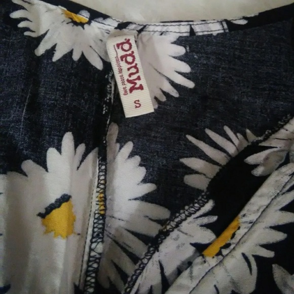 VINTAGE | Daisy Printed Button-Up Dress! - Picture 6 of 8